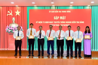 Lãnh đạo Ủy ban Kiểm tra Trung ương trao Kỷ niệm chương Vì sự nghiệp Kiểm tra của Đảng tặng các cá nhân. (Ảnh: ĐĂNG KHOA)