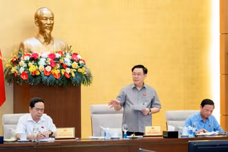 Chủ tịch Quốc hội Vương Đình Huệ phát biểu chỉ đạo tại cuộc họp. Ảnh: DUY LINH