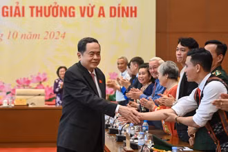 Chủ tịch Quốc hội Trần Thanh Mẫn với các đại biểu tại cuộc gặp mặt. (Ảnh: DUY LINH)