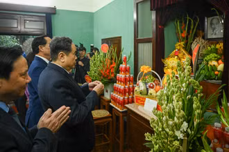 Chủ tịch Quốc hội Trần Thanh Mẫn dâng hương tưởng niệm Chủ tịch Hồ Chí Minh tại Nhà 67, Khu di tích Chủ tịch Hồ Chí Minh trong Phủ Chủ tịch. (Ảnh: Duy Linh)