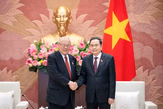 Chủ tịch Quốc hội Trần Thanh Mẫn và ông Takebe Tsutomu, Cố vấn đặc biệt Liên minh Nghị sĩ hữu nghị Nhật-Việt. (Ảnh: DUY LINH)
