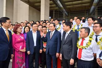 Chủ tịch Quốc hội Trần Thanh Mẫn với các đại biểu, người lao động tiêu biểu ngành dầu khí. (Ảnh: DUY LINH)