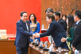 Chủ tịch Quốc hội Trần Thanh Mẫn với các kiều bào tại cuộc gặp mặt. (Ảnh: DUY LINH)