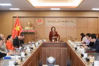 Thứ trưởng Bộ Giáo dục và Đào tạo Ngô Thị Minh chủ trì hội nghị tại điểm cầu Bộ Giáo dục và Đào tạo. 