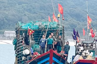 Các thuyền viên được Bộ đội Biên phòng Quảng Ninh cứu hộ thành công, đưa vào bờ an toàn.