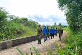 Cán bộ, chiến sĩ Đồn Biên phòng Cửa khẩu Hoành Mô phối hợp với các lực lượng tăng cường tuần tra, kiểm soát khu vực biên giới.