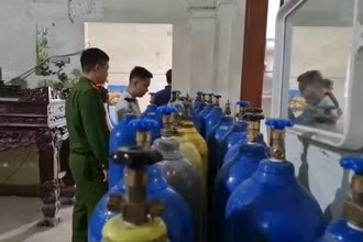 Một trong 3 điểm tập kết các bình chứa khí cười (N02) bị Công an thành phố Hạ Long phát hiện.