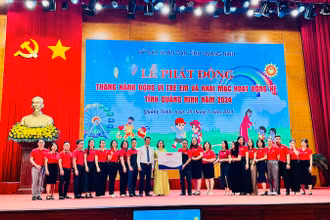 Đại diện các tổ chức, doanh nghiệp trao quà hỗ trợ cho các em học sinh tại buổi lễ. 