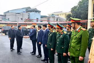 Đồng chí Nguyễn Xuân Thắng chúc Tết các đơn vị lực lượng vũ trang trên địa bàn huyện.