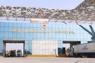 Phương tiện chở hàng hóa xuất nhập khẩu qua cửa cầu Bắc Luân II.