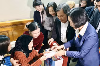 Phó Chủ tịch Quốc hội Nguyễn Thị Thanh thăm, tặng cho Mẹ Việt Nam Anh hùng Nguyễn Thị Huệ (102 tuổi) ở khu Vĩnh Tuy 2, phường Mạo Khê, thành phố Đông Triều.