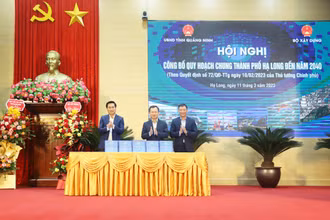 Lãnh đạo Bộ Xây dựng bàn giao tài liệu công bố Quy hoạch chung thành phố Hạ Long đến năm 2040.
