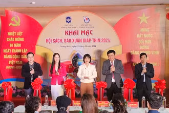 Các đại biểu cắt băng khai mạc Hội sách, báo Xuân Giáp Thìn 2024.