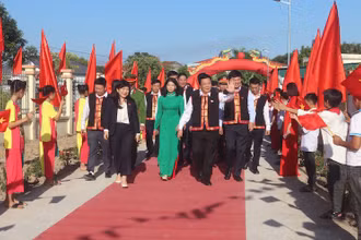 Đồng chí Nguyễn Xuân Thắng, Ủy viên Bộ Chính trị, Giám đốc Học viện Chính trị Quốc gia Hồ Chí Minh, Chủ tịch Hội đồng Lý luận Trung ương dự Ngày hội Đại đoàn kết toàn dân tộc ở xã Quảng Tân, huyện Đầm Hà, tỉnh Quảng Ninh.