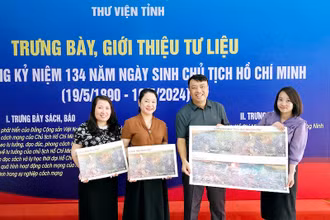 Đại diện Văn phòng Báo Nhân Dân tại Quảng Ninh tặng tranh panorama "Chiến dịch Điện Biên Phủ" cho bạn đọc.