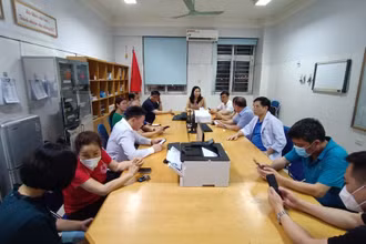 Lãnh đạo tỉnh Quảng Ninh và các cơ quan chức năng cùng thành phố Hạ Long thăm hỏi, động viên các thân nhân các nạn nhân ngay trong đêm 5/4.