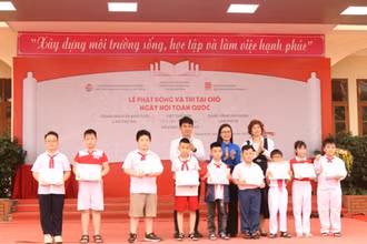 Ban Tổ chức trao giấy khen và các danh hiệu thám hoa, bảng nhãn, trạng nguyên cho các học sinh đoạt giải.