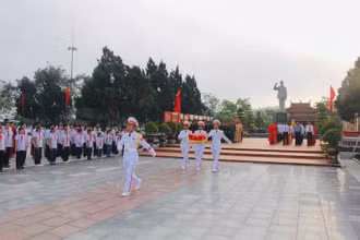 Lễ thượng cờ trên đảo Cô Tô trong sáng ngày 30/4.