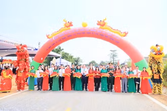 Các đại biểu cắt băng khánh thành dự án nâng cấp đường tỉnh lộ 341 nối 2 cửa khẩu của Quảng Ninh.
