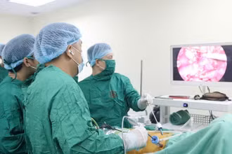 Các bác sĩ tiến hành phẫu thuật lấy thận hiến từ người sống.