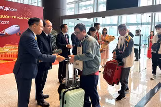 Các du khách được lì xì ngay khi "xông đất" Cảng hàng không Vân Đồn, Quảng Ninh.