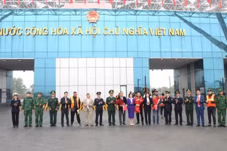 Lãnh đạo thành phố Móng Cái chúc mừng các đơn vị chức năng làm nhiệm vụ tại cửa khẩu Bắc Luân 2.