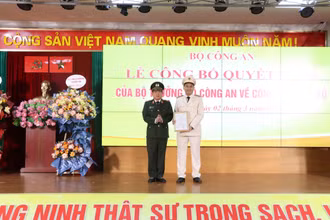 Thừa ủy quyền của Bộ trưởng Công an, Thiếu tướng Đinh Văn Nơi, Giám đốc Công an tỉnh Quảng Ninh trao Quyết định bổ nhiệm Trung tá Cù Quốc Thắng giữ chức vụ Phó Giám đốc Công an tỉnh Quảng Ninh.