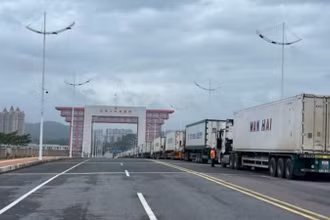 Hoạt động xuất nhập khẩu tại Cửa khẩu Bắc Luân II trở lại bình thường sau bão số 3.