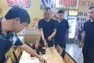 Đối tượng Nguyễn Quang Huy cùng tang vật.
