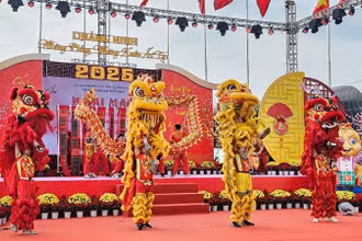 Màn múa lân vui ngày hội tại lễ khai mạc Không gian Văn hóa Tết các dân tộc tỉnh Quảng Ninh.