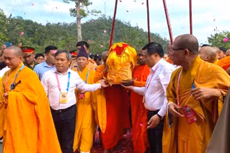 Các đại biểu tham gia đón rước xá lợi Đức Phật.