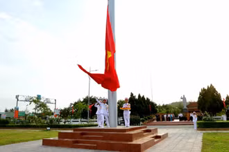 Lễ Thượng cờ trên đảo tiền tiêu Cô Tô trong sáng ngày 30/4.