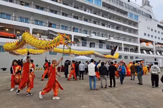 Quảng Ninh đón chào du khách quốc tế đến với Hạ Long bằng đường biển.