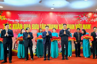 Các đại biểu cắt băng khai mạc triển lãm "Sắc Xuân qua sưu tập tranh dân gian Việt Nam".