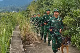 Cán bộ chiến sĩ Đồn Biên phòng Cửa khẩu Hoành Mô (Bình Liêu) trên đường tuần tra biên giới.