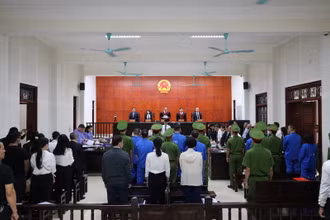 Quang cảnh phiên tòa xét xử vụ án"Vi phạm quy định về đấu thầu gây hậu quả nghiêm trọng" tại Sở Y tế Quảng Ninh.