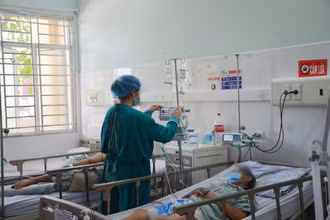 Điều trị bệnh nhân Covid-19 tại Bệnh viện Bãi Cháy, Quảng Ninh.