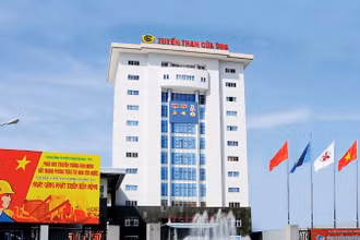 Trụ sở Công ty Tuyển than Cửa Ông được xây dựng khang trang.