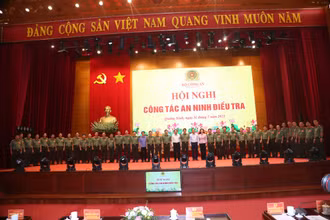 Lãnh đạo Bộ Công an và lãnh đạo tỉnh Quảng Ninh cùng các đại biểu chụp ảnh lưu niệm tại hội nghị.