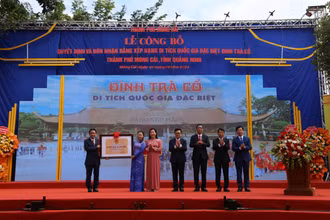 Lãnh đạo Bộ Văn hóa Thể thao và Du lịch trao Bằng xếp hạng Di tích Quốc gia đặc biệt đình Trà Cổ cho thành phố Móng Cái.