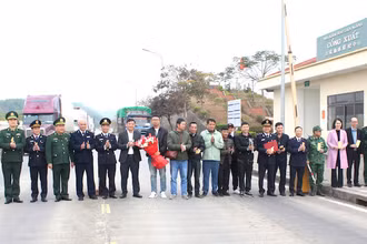Các đồng chí lãnh đạo thành phố Móng Cái tặng hoa động viên các doanh nghiệp và các ngành khối cửa khẩu.