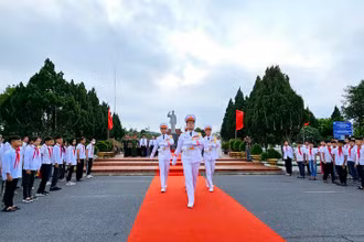 Lễ Thượng cờ trên đảo Cô Tô nhân dịp kỷ niệm 62 năm Ngày Bác Hồ ra thăm đảo.