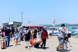 Du khách ra đảo Cô Tô tham quan, trải nghiệm ngày càng tăng mạnh.