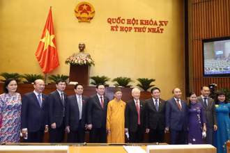 Đoàn đại biểu Quốc hội tỉnh Quảng Ninh chụp ảnh lưu niệm với các đồng chí lãnh đạo Đảng, Nhà nước tại kỳ họp thứ nhất, Quốc hội khoá XV.