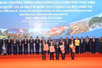 Phó Thủ tướng Trần Hồng Hà trao Quy hoạch tỉnh Quảng Ninh và Quy hoạch chung thành phố Hạ Long.