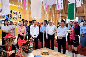 Các đại biểu tham quan tổ hợp tượng tái hiện nghi lễ cấp sắc của người Dao Thanh Y.