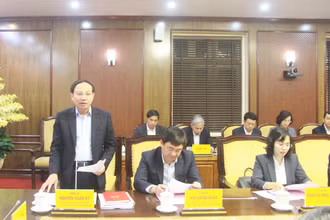 Đồng chí Nguyễn Xuân Ký, Bí thư Tỉnh ủy Quảng Ninh báo cáo với đoàn công tác về tình hình thực hiện Nghị quyết Đại hội Đảng toàn quốc lần thứ XIIII và Nghị quyết đại hội Đảng bộ tỉnh lần thứ XV, nhiệm kỳ 2020-2025.