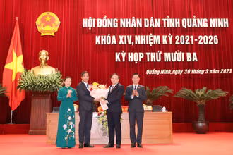 Bí thư Tỉnh ủy Quảng Ninh Nguyễn Xuân Ký tặng hoa chúc mừng đồng chí Vũ Văn Diện được bầu làm Phó chủ tịch Ủy ban nhân dân tỉnh Quảng Ninh nhiệm kỳ 2021-2026.