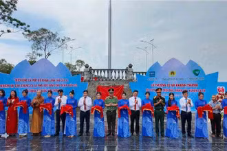 Các đại biểu cắt băng khánh thành Cột cờ Tổ quốc trên đảo Thanh Lân, Cô Tô.