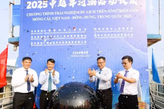 Các đại biểu nhấn nút khởi động chương trình trải nghiệm du lịch trên sông biên giới.